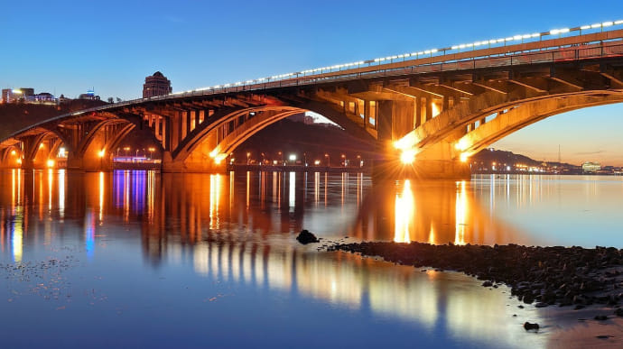 Наступні дві ночі у Києві обмежуватимуть рух мостом Метро
