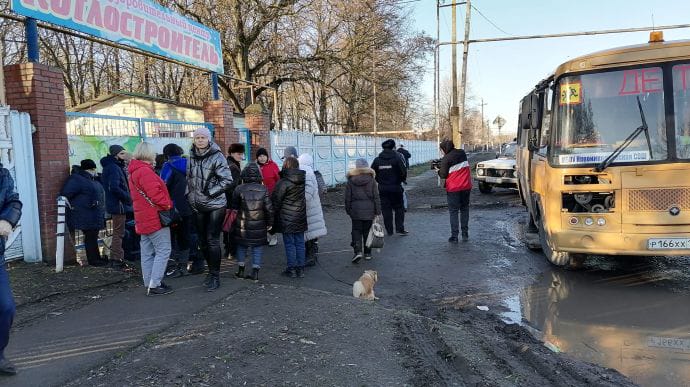 Сотні евакуйованих з ОРДО з вечора сидять у холодних автобусах – росЗМІ