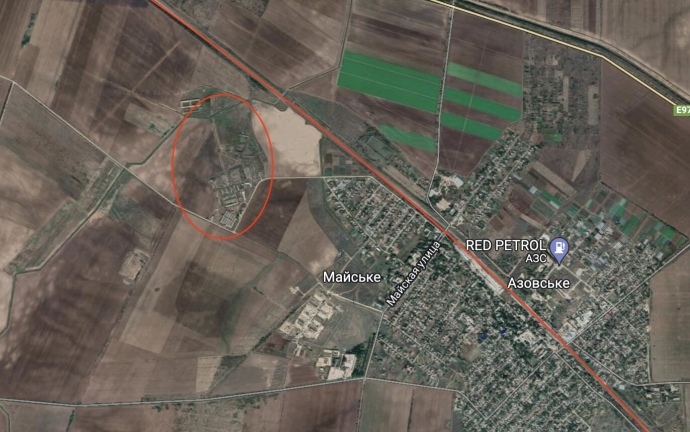Червоною лінію позначена залізниця, яка проходить крізь Азовське та Майське; червоне коло – колишня ферма