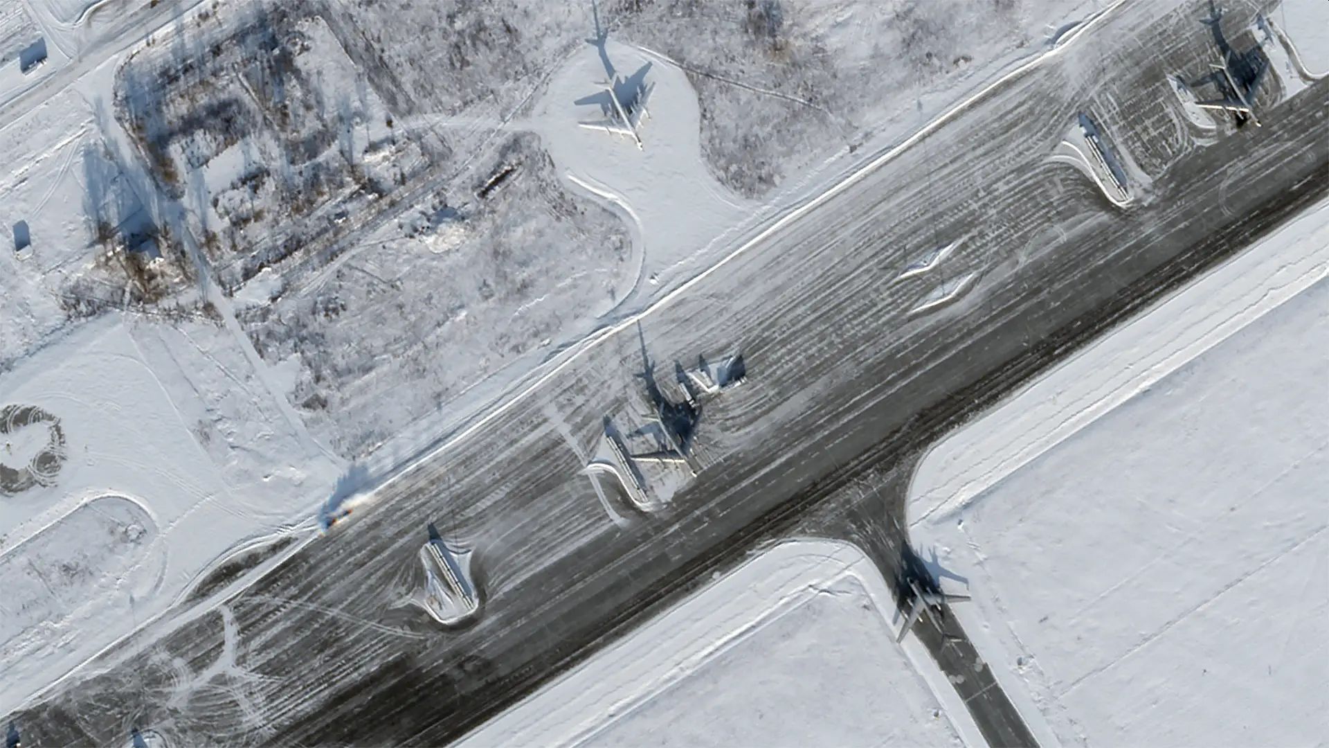 Энгельс что взорвалось сегодня. Аэродром Энгельс военный со спутника. Энгельсский аэродром. Самолеты на спутниковых снимках. Спутниковые снимки военных аэродромов.