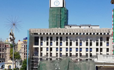 З Будинку профспілок у столиці знімають банер