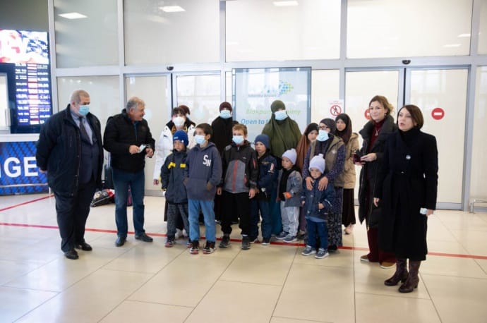 Встреча эвакуированных лиц в аэропорту 