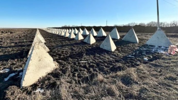 Anti-tank fortifications appear on Belarusian border with Ukraine