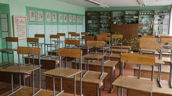 Оккупанты закрывают учебные заведения на Донбассе
