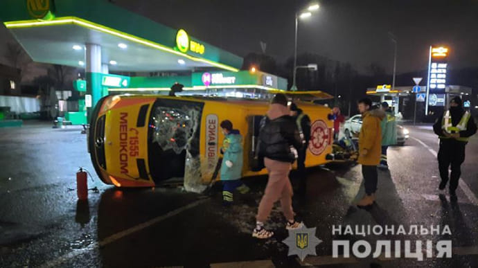 В Киеве перевернулась скорая, двое медиков в больнице