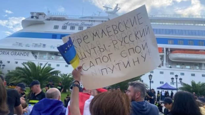 В Грузию прибыл круизный лайнер со сторонниками Путина на борту: начались протесты