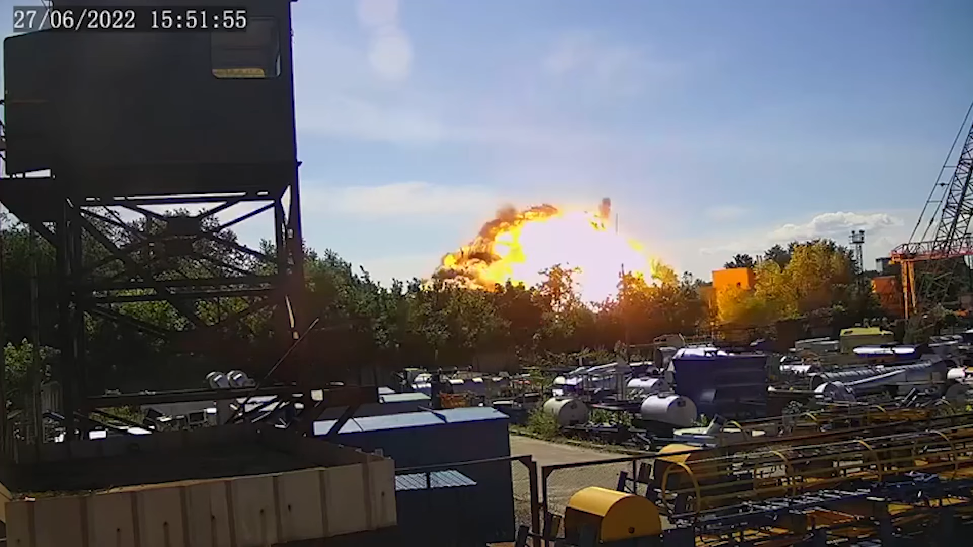 Зеленский показал видео ракетного удара россиян по торговому центру в Кременчуге