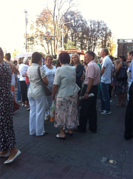 Бюджетники збираються під метро Хрещатик. Фото Тетяни Ніколаєнко