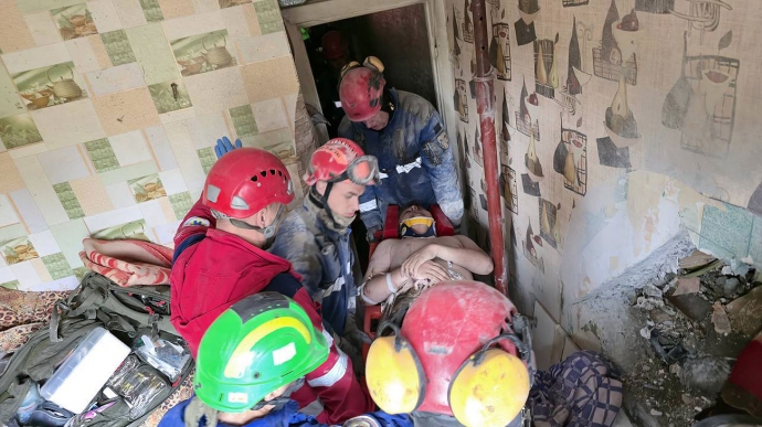У Києві рятувальники дістали з-під завалів живого чоловіка