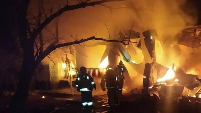 На Дніпропетровщині  два ударні безпілотники вцілили у будівлю: виникла пожежа
