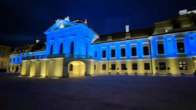 В Словакии президентский дворец подсветили цветами украинского флага