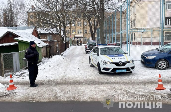 Наряд полицейских возле заминированной школы №6 в Хмельницком