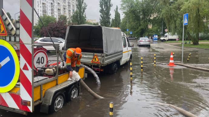 Злива в Києві триватиме до кінця доби: опадів – утричі більше за норму