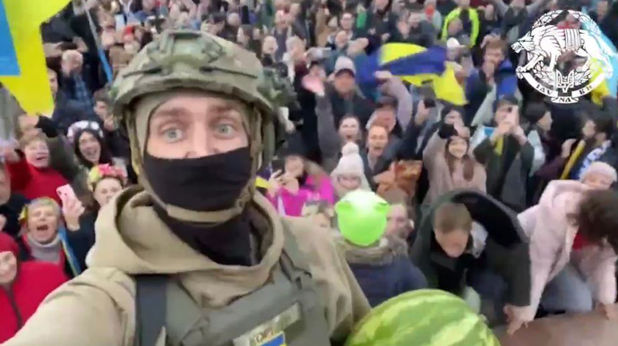 С арбузом и среди сотен украинцев: Боец ССО поделился щемящим видео из центра Херсона