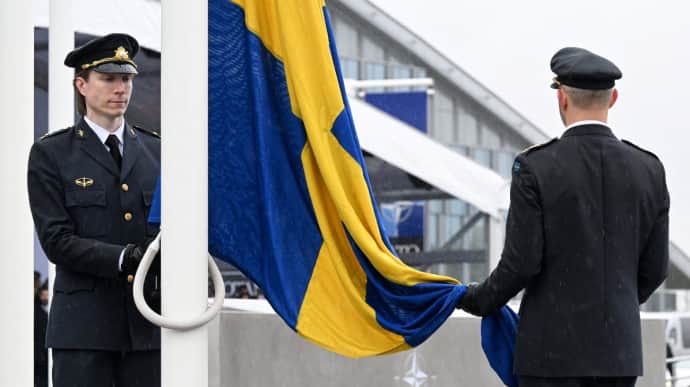 Swedish flag raised at NATO headquarters – video