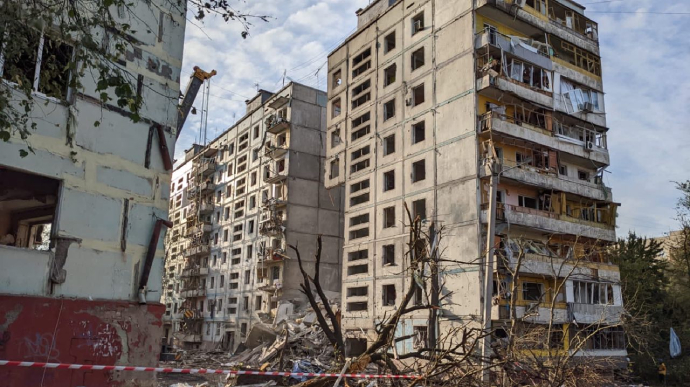 Удар по Запорожью: россияне ударили 12 ракетами, под завалами многоэтажек ищут людей