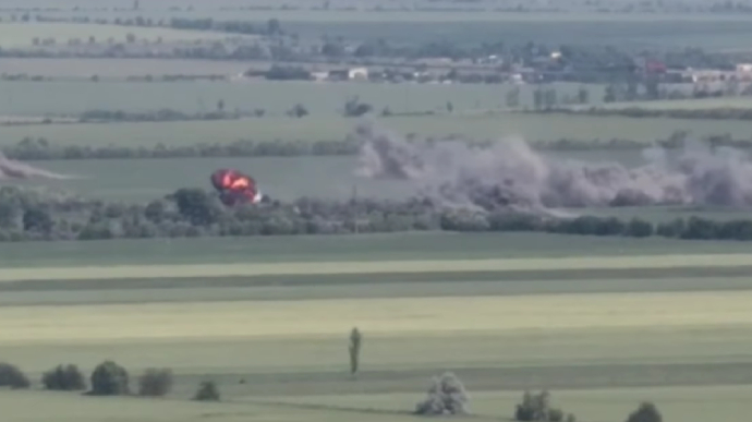 Near Kherson, Ukrainian defenders chase and burn Russian vehicles using artillery 