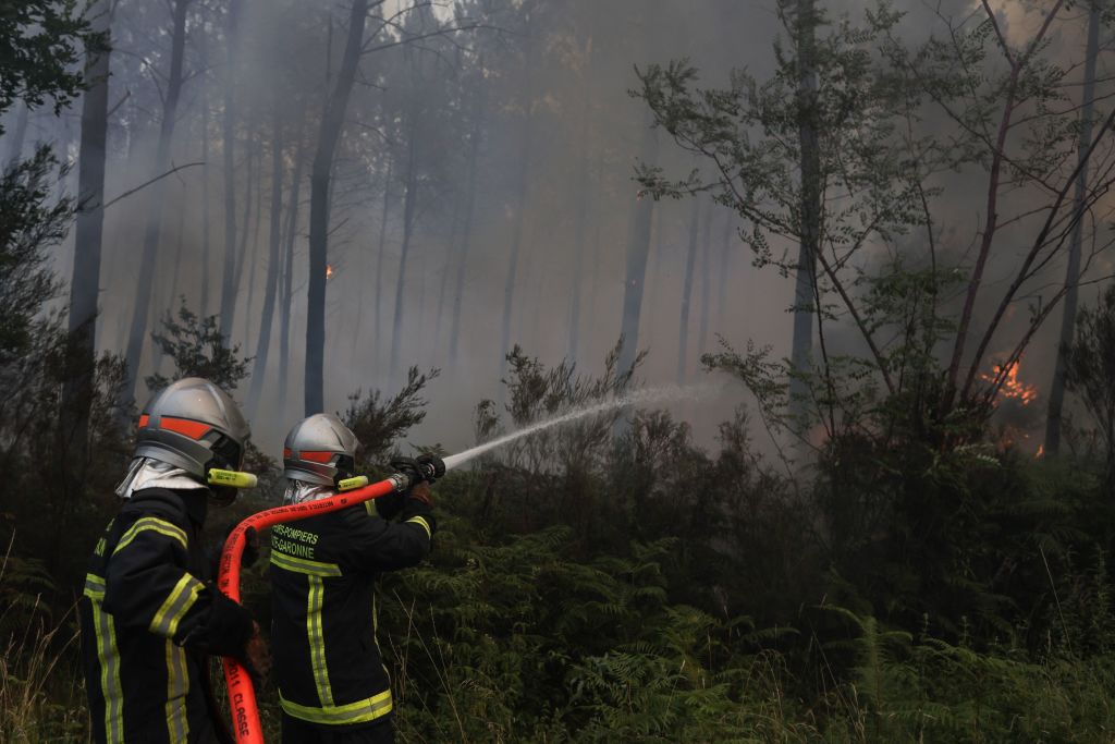Ряд стран Европы продолжают бороться с пожарами на фоне сорокаградусной жары