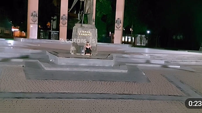 Девушка демонстративно справила нужду под памятником Бандере во Львове
