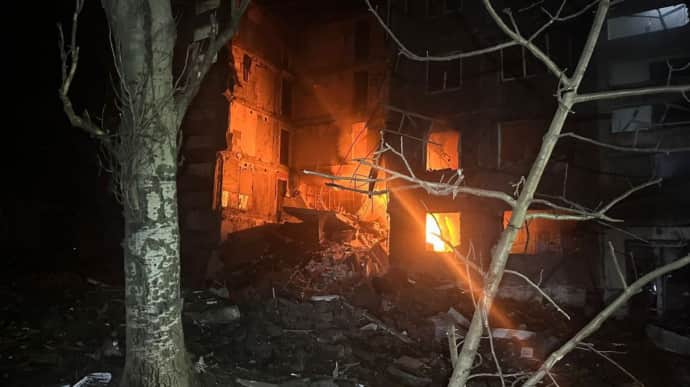 В Донецкой области россияне попали в многоэтажку: 12 квартир разрушены, под завалами люди 