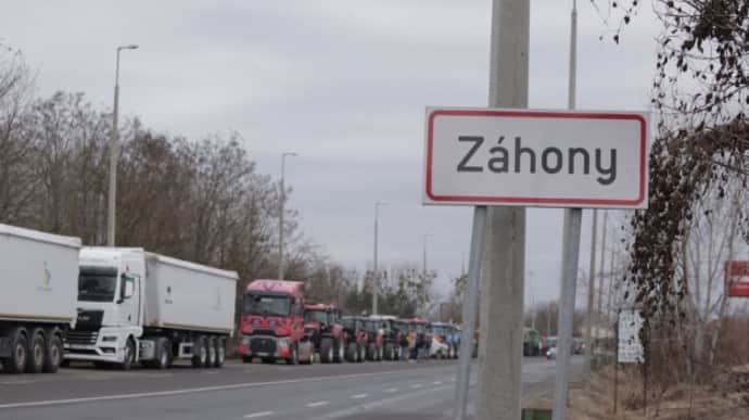 Угорські фермери влаштували протест біля кордону з Україною: рух вантажівок не блокується