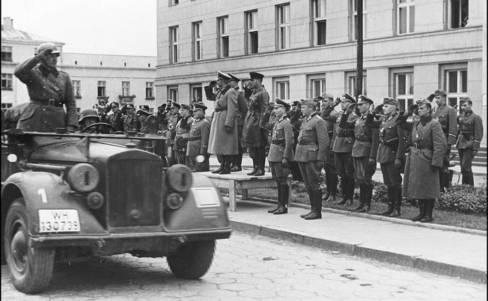 Спільний парад вермахту і Червоної Армії  в Бресті. 1939 рік