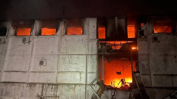 Ворог атакував логістичне підприємство у Дніпрі, виникла сильна пожежа, є поранені