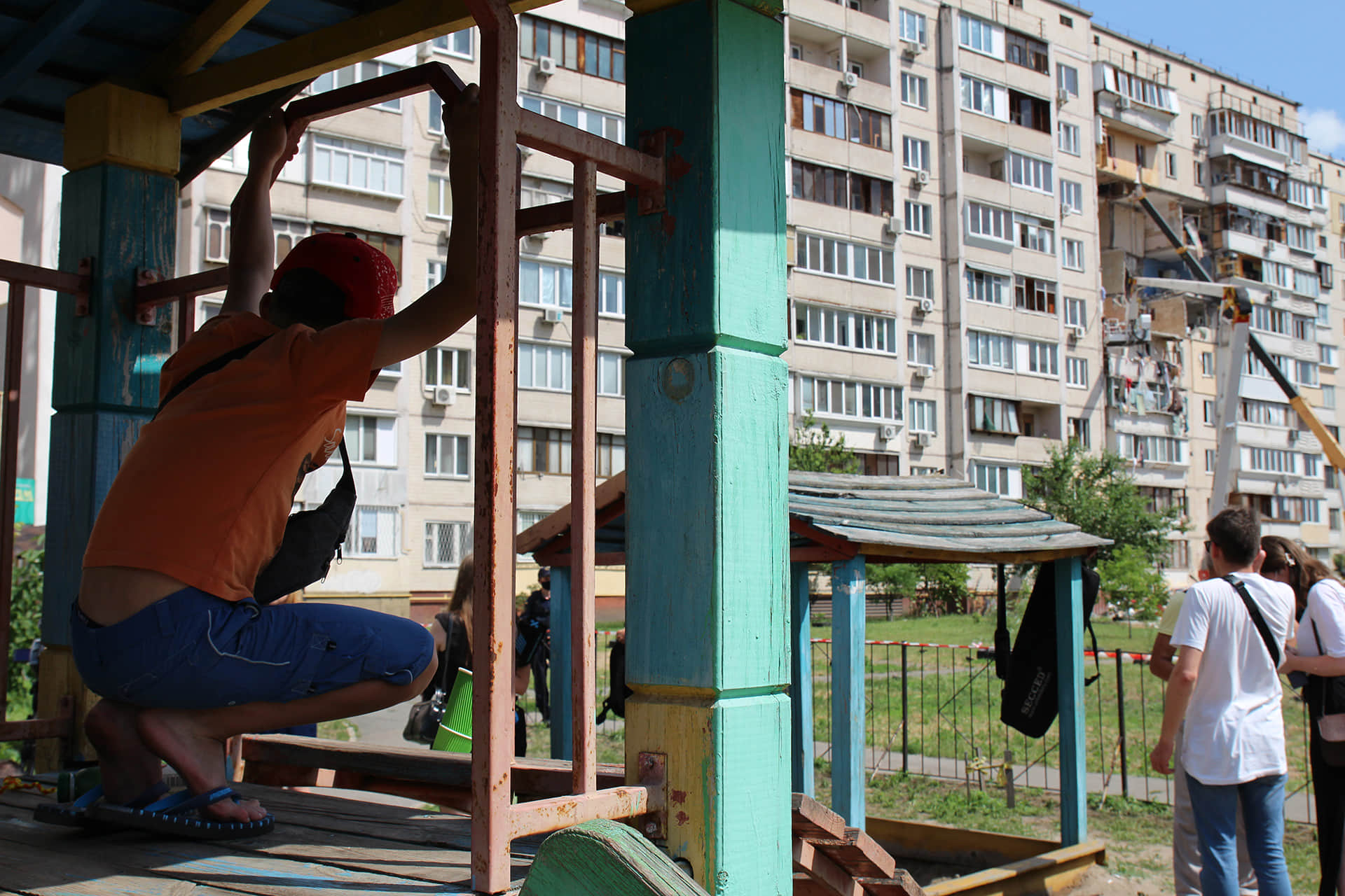Жители дома на Григоренко, 41, стоящего возле взорвавшейся панельки, жалуются на трещины внутри и повреждения стен
