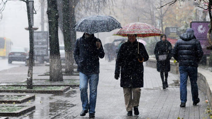 Вихідні в Україні будуть з дощем і снігом  
