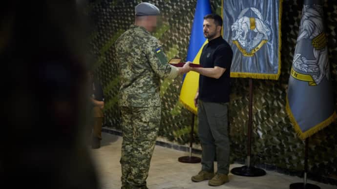 Zelenskyy visits command post near Vovchansk on Special Operations Forces Day – video