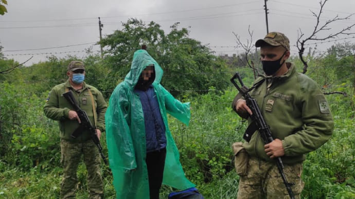 Мужчина под дождем нес иконы в Россию – перехватили пограничники