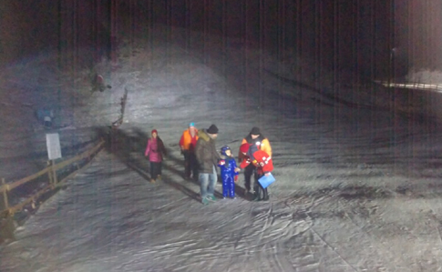 На курорті в Карпатах врятували 32 лижників з дітьми: застрягли на зламаному підйомнику 