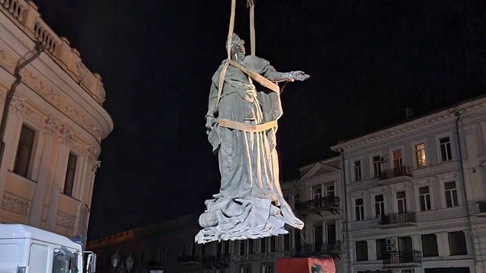 В Одессе снесли памятники Екатерине II и Суворову