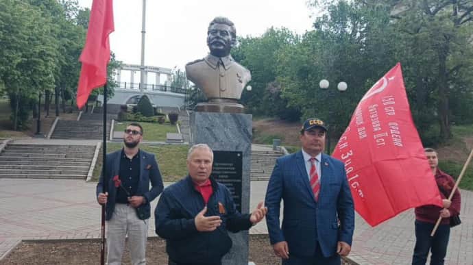 The invaders erected a monument to Stalin in occupied Melitopol