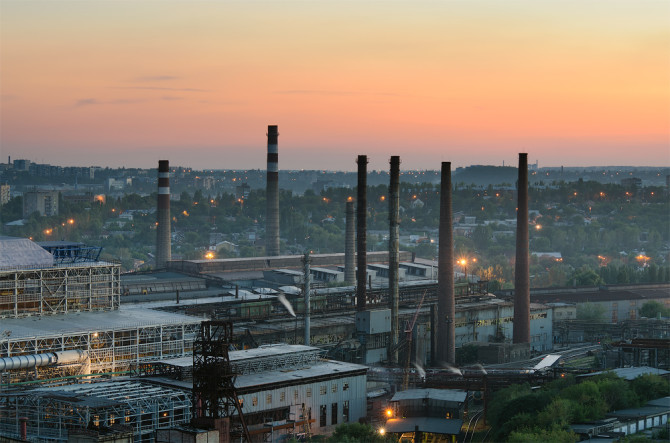 До лютого-2017 на промисловому гіганті Донецькому металургійному заводі працювала лише одна доменна піч. Через брак сировини з початку березня завод зупинився