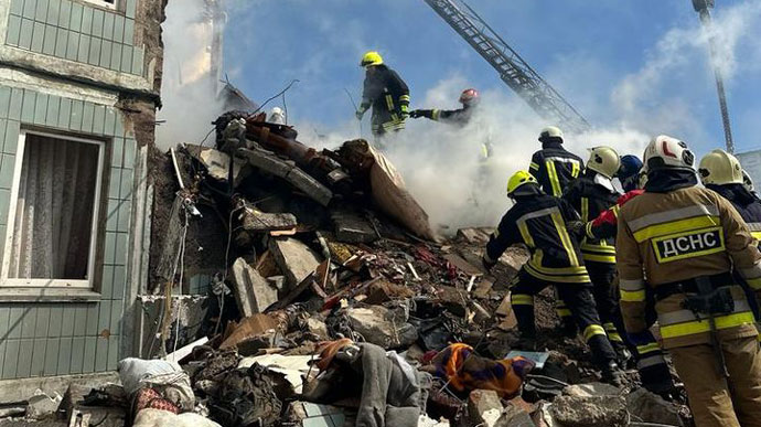 Огонь, дым и разрушения – СМИ показали первые минуты после удара россиян по Умани