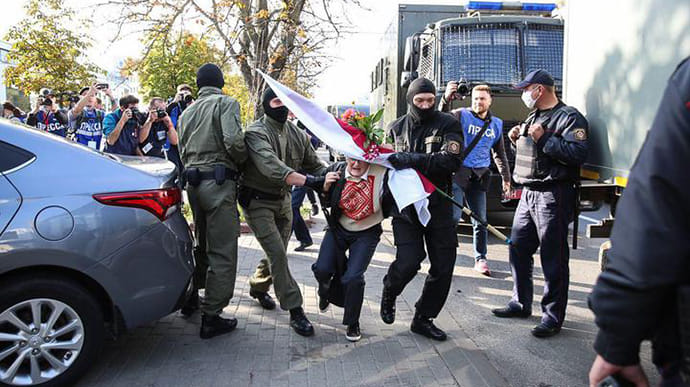 Силовики разогнали женский марш в Минске, сотни задержанных