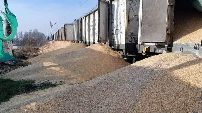 30 тонн украинской кукурузы, которую в Польше высыпали из товарного поезда, утилизируют