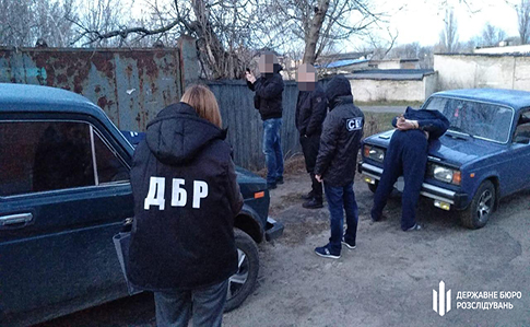 Таможенник нелегально проводил людей через границу в сторону России