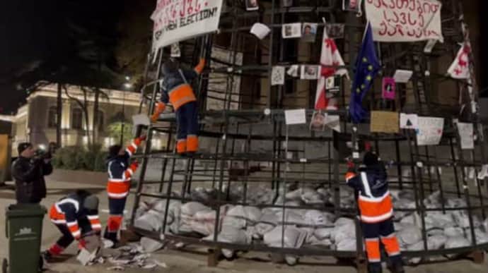 Authorities in Tbilisi remove photos of people injured during protests from Christmas tree – photo, video