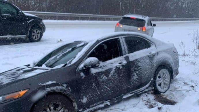 Украину накрывают снегопады, создан круглосуточный штаб, могут перекрывать дороги