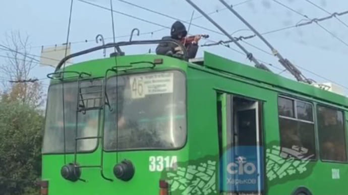 Мужчина играл на скрипке на крыше троллейбуса - полиция открыла дело