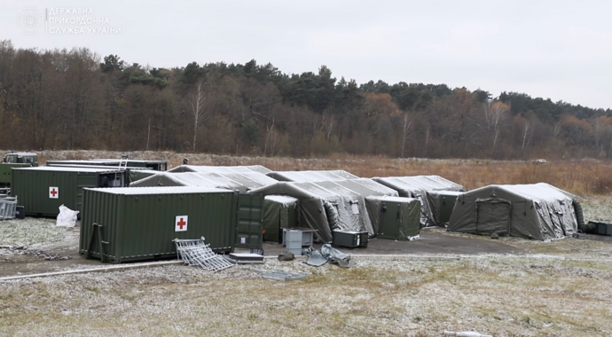Ukrainian border guards receive 3 field hospitals and 6 medical evacuation vehicles from Netherlands