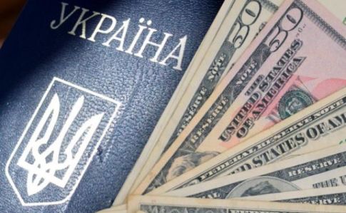 400 доларів за швидку видачу паспортів: чиновницю ДМС узяли за хабар