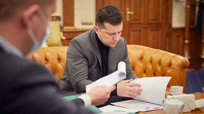 Зеленский подписал закон о возобновлении конкурсного отбора на госслужбу