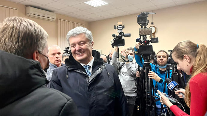 После 5 часов в совещательной комнате суд о мере пресечения Порошенко перенесли на 19 января