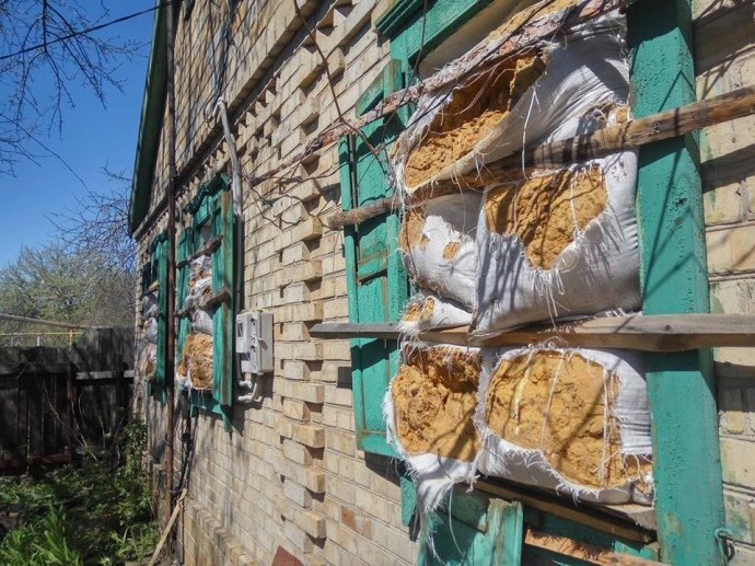 Гуманітарний пункт в Жованці з вікнами, закладеними мішками з глиною 