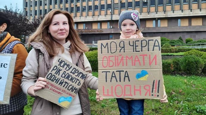 Настало время других: в Украине прошли митинги за демобилизацию военных