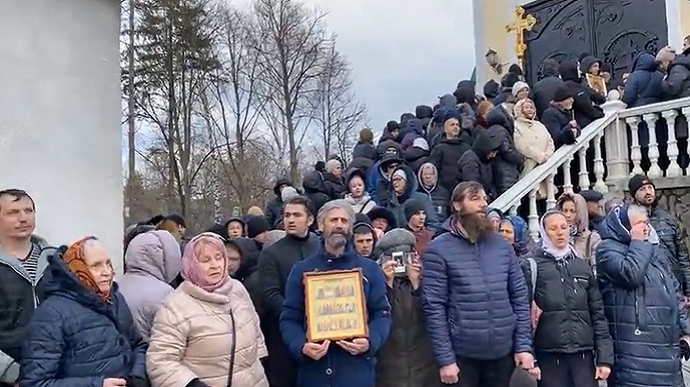 Верующие УПЦ МП не пускали ПЦУ в храм во Франковске