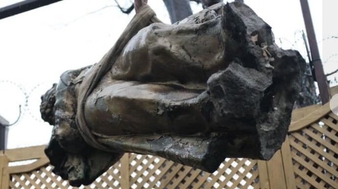Пушкинопад: в Черновцах демонтировали один из двух памятников русскому поэту